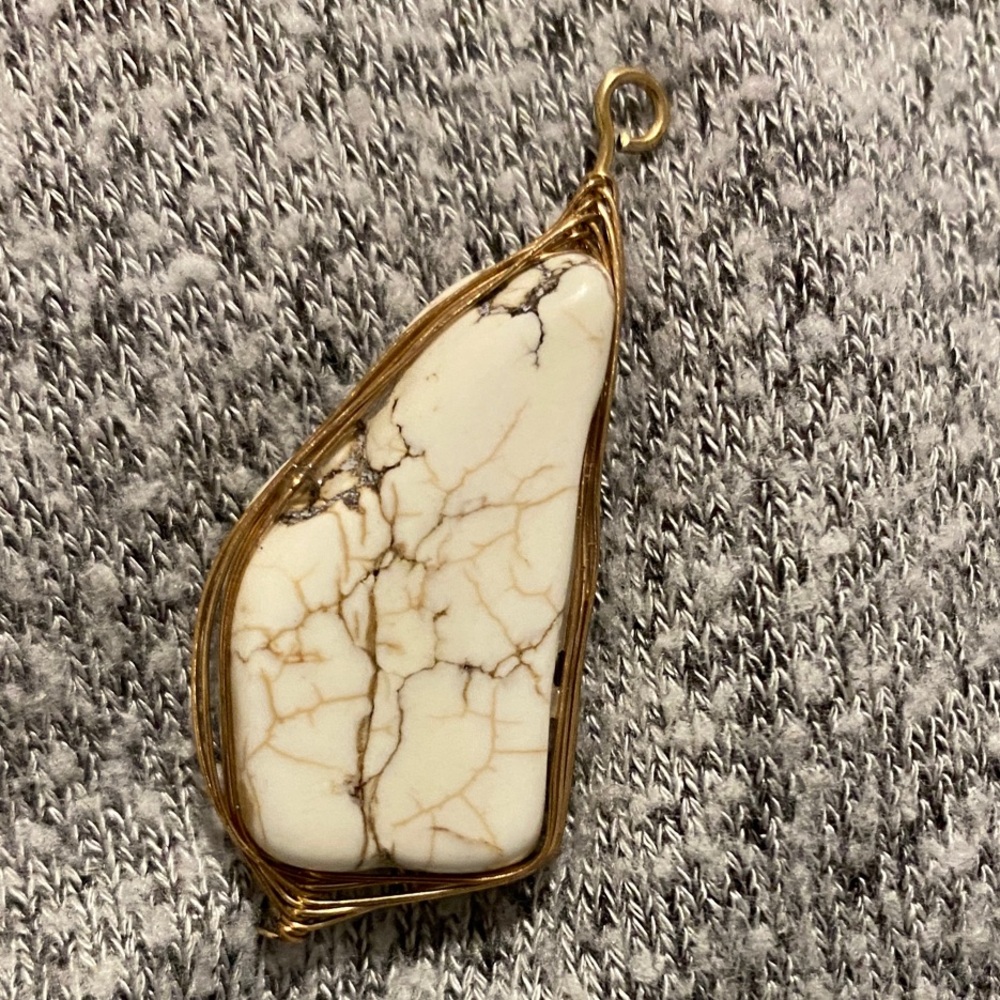 Cream and gold Howlite Pendant with Gold Wire